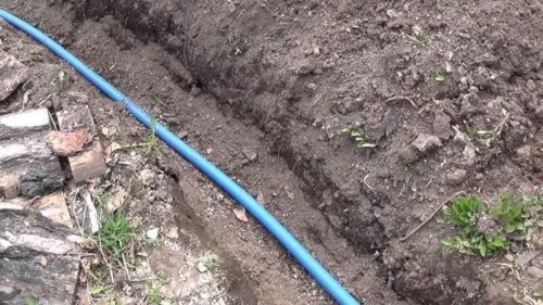 Траншея для монтажа ПНД трубы должна быть достаточно глубокой и ровной