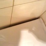 Как можно заделать стык между стеной и ванной