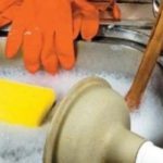 Прочистка канализационных труб: бытовые рецепты и оборудование
